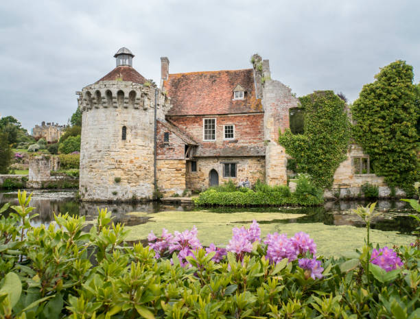 castello di scotney - scotney castle foto e immagini stock