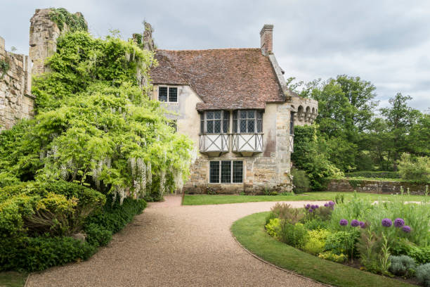 giardino del castello di scotney - scotney castle foto e immagini stock