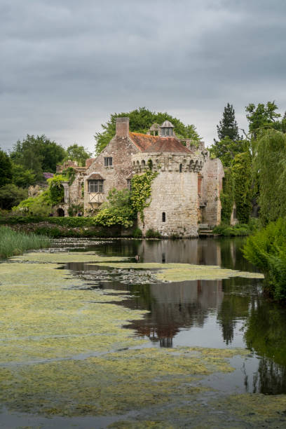 castillo de scotney - scotney castle fotograf�ías e imágenes de stock