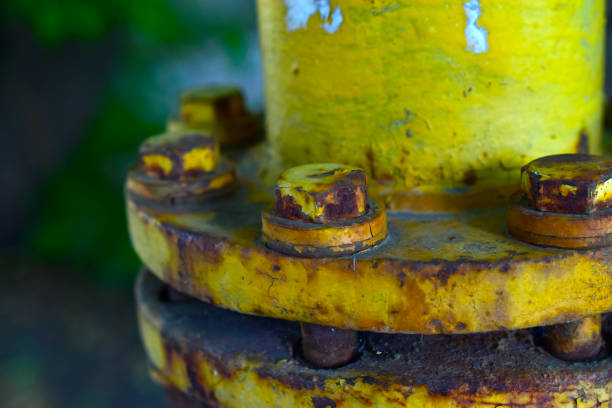 fuge gelber gasleitungen auf einer stadtstraße - old gas pump stock-fotos und bilder