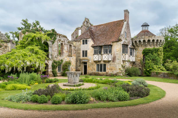 castello di scotney - scotney castle foto e immagini stock