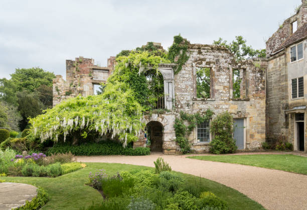 스코니 캐슬 가든 - scotney castle 뉴스 사진 이미지