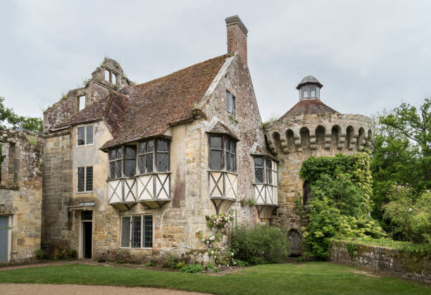 castello di scotney - scotney castle foto e immagini stock