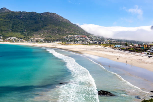 praia de clifton em camps bay, cidade do cabo - south africa coastline sea wave - fotografias e filmes do acervo