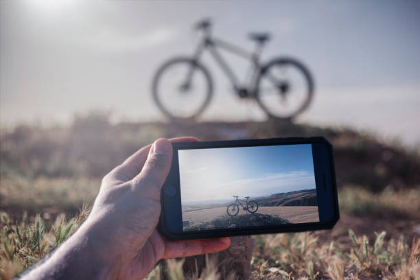 kolo fotografované proti slunci z telefonu - vlastnictví domova fotky - stock snímky, obrázky a fotky
