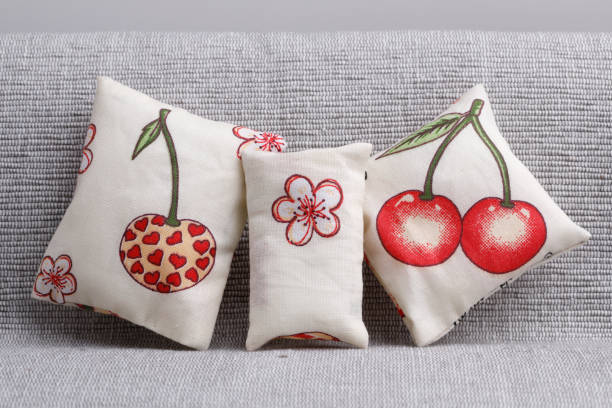 cojines de cereza en el sofá - heart shape pillow cushion textile fotografías e imágenes de stock