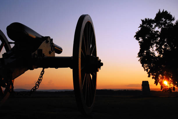 bürgerkriegskanone bei sonnenuntergang - bürgerkrieg stock-fotos und bilder