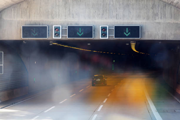 berlin, allemagne. entrée au tunnel de voiture, éblouissement du soleil sur le verre de voiture - highway underground corridor street photos et images de collection