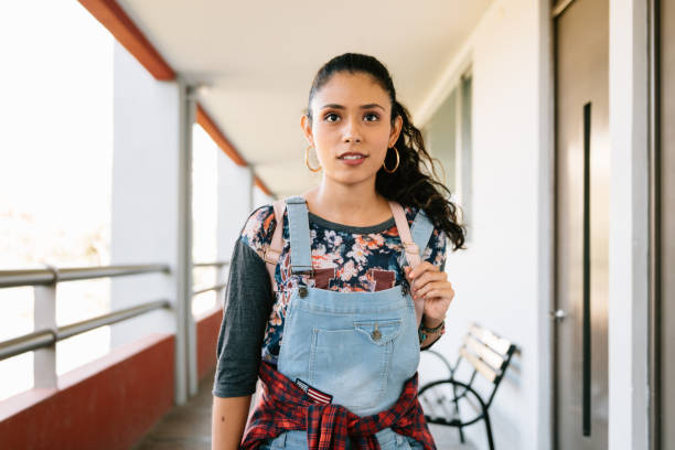 retrato de estudante universitário no campus - regresso às aulas - fotografias e filmes do acervo