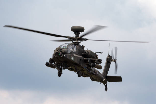 イギリス陸軍航空隊アパッチヘリコプターは、rafフェアフォード、グロスターシャーに着陸するアプローチに。 - army air corps ストックフォトと画像