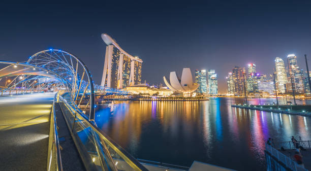 marina bay sands hotel e il double helix bridge a singapore - singapore street business sky foto e immagini stock