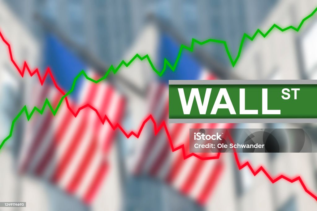 Poste de señal de Wall Street con línea verde que indica que el mercado de valores sube y baja. Fondo borroso de banderas estadounidenses de EE.UU. colgando de edificios - Ilustración de stock de Wall Street libre de derechos