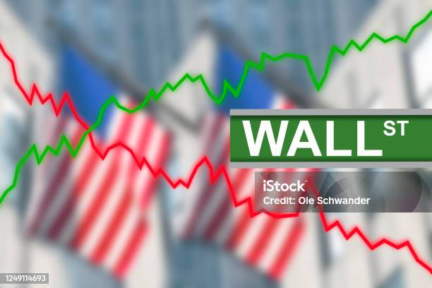 Ilustración de Poste De Señal De Wall Street Con Línea Verde Que Indica Que El Mercado De Valores Sube Y Baja Fondo Borroso De Banderas Estadounidenses De Eeuu Colgando De Edificios y más Vectores Libres de Derechos de Wall Street