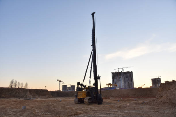 martelo hidráulico vibrante. martelo de queda livre conduzido hidráulica para a condução de impacto de tubos de aço, vigas, estacas de folhas bem, concreto pré-moldado e pilhas de madeira - mining drill geotechnical borehole - fotografias e filmes do acervo