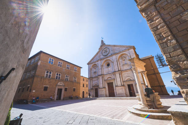 la piazza la ville de pienza en toscane, italie. une destination touristique populaire en toscane, italie. - pienza tuscany italy landscape photos et images de collection