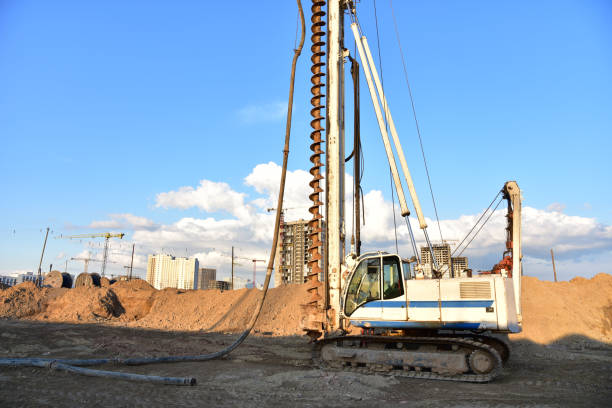 vertical tamrock pile foundation drilling machine. drill rig at construction site. ground improvement techniques, vibroflotation probe. - mining engineer oil industry construction site imagens e fotografias de stock