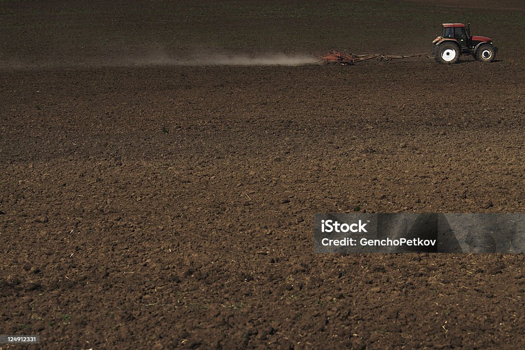 Tractor arar el campo - Foto de stock de Agricultura libre de derechos