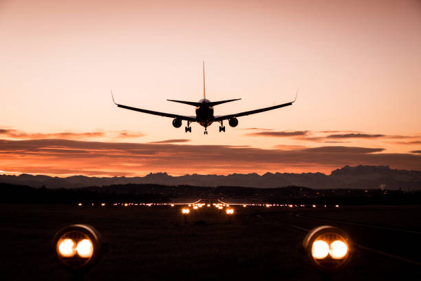 着陸飛行機 - landing sunset airplane flying ストックフォトと画像