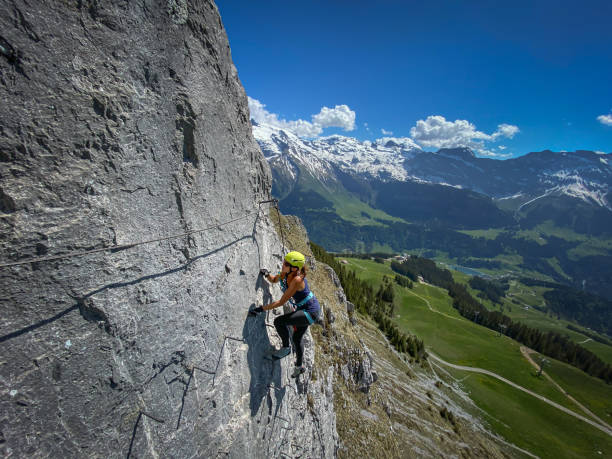 ładna kobieta wspinacz na stromej via ferrata w alpach szwajcarskich - mountain landscape rock european alps zdjęcia i obrazy z banku zdjęć