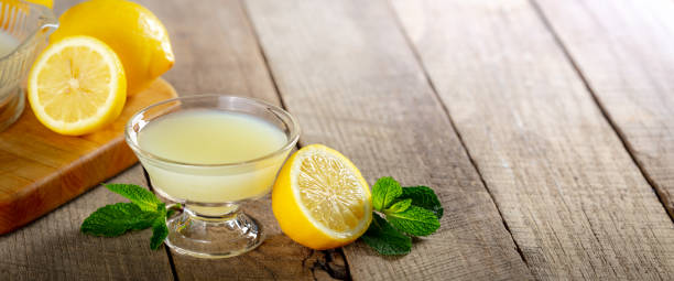 suco de limão recém-espremido - lemon juice horizontal composition fruit - fotografias e filmes do acervo