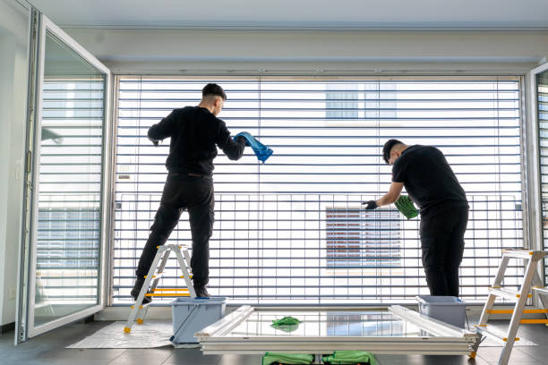 deux nettoyeurs professionnels masculins nettoyant les stores sur un grand front de fenêtre avec des chiffons de fibre micro - clothing store photos et images de collection