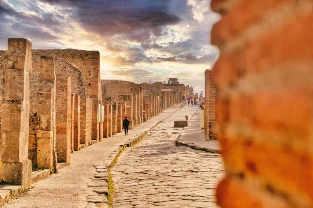 antiche rovine di pompei - italia - unesco world heritage site cloud day sunlight foto e immagini stock