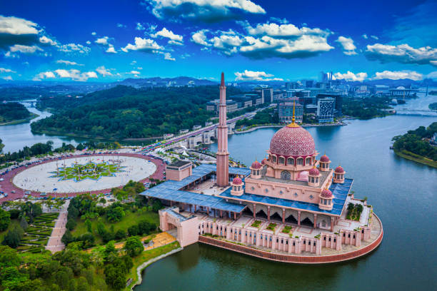 luftaufnahme der putra moschee mit putrajaya stadtzentrum mit see bei sonnenuntergang in putrajaya, malaysia. - malaysia stock-fotos und bilder
