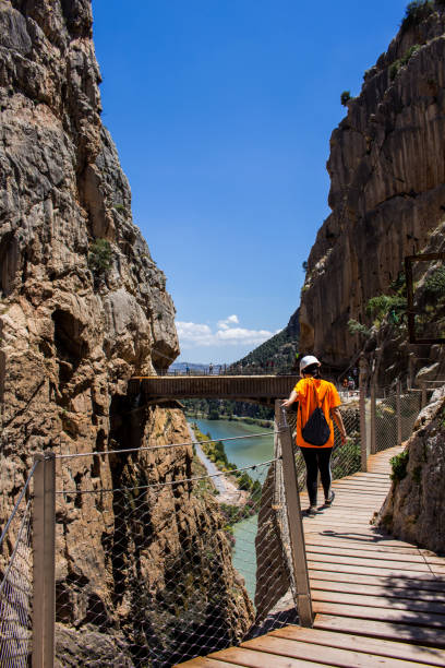 "caminito del rey" ein ort in den bergen von malaga. - mountain pass stock-fotos und bilder