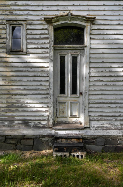 puertas y ventanas en un hotel abandonado de catskills - house appalachian mountains architectural feature architectural styles fotografías e imágenes de stock