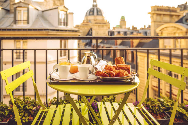 café da manhã em paris - breakfast baguette - fotografias e filmes do acervo