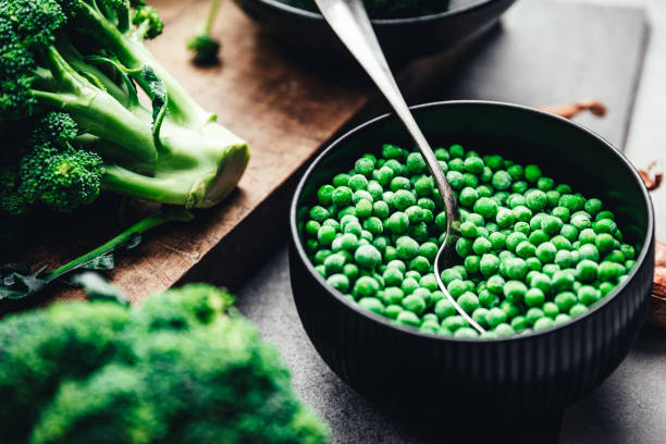 zutaten für die herstellung grüner veganer suppe - eating utensil green pea vegetarian food organic stock-fotos und bilder