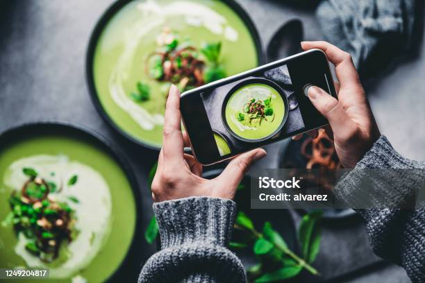 Mujer Fotografiando Sopa Verde Fresca Foto de stock y más banco de imágenes de Alimento - Alimento, Redes sociales, Fotografía - Producto de arte y artesanía
