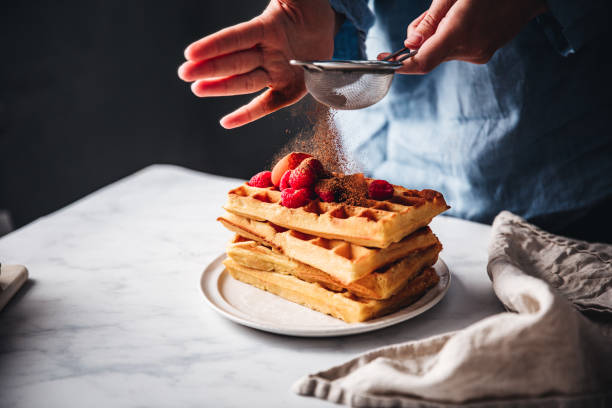 おいしい朝食を準備する女性 - gourmet waffle raspberry berry fruit ストックフォトと画像