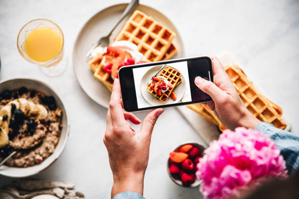 mujer fotografiando un desayuno saludable - gourmet waffle raspberry berry fruit fotografías e imágenes de stock