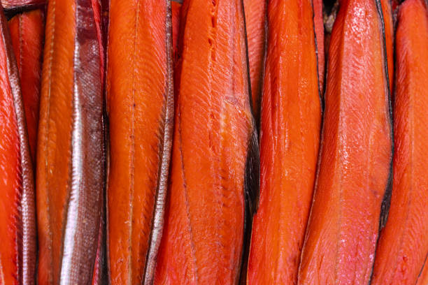 крупным планом вид много филе соленые холодной копченой красной рыбы короля лосося. подготовленная и готовая к ею тихоокеанская рыба chinook sa - pacific salmon стоковые фото и изображения