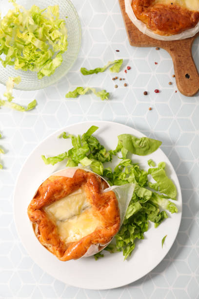 baked camembert with fresh lettuce - morbier imagens e fotografias de stock