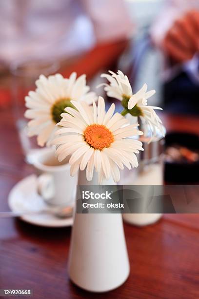 Cafedekoration Stockfoto und mehr Bilder von Blume - Blume, Blumenbouqet, Café