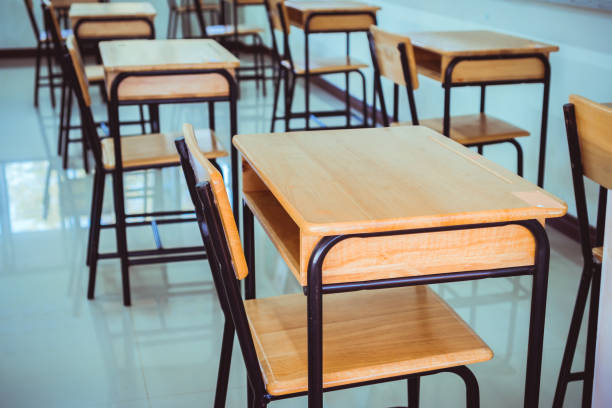 torniamo al concetto di scuola. aula vuota della scuola, aula con scrivanie e sedie legno di ferro per studiare le lezioni al liceo thailandese senza giovane studente, interno dell'istruzione secondaria - blackboard desk classroom education foto e immagini stock