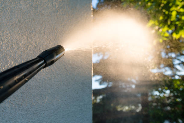 power washing the wall - cleaning the facade of the house - steam pressure imagens e fotografias de stock