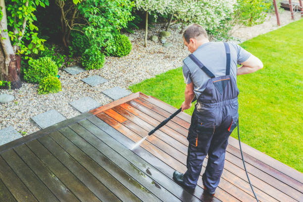 terrazza di pulizia con una lavatrice elettrica - pulitore ad alta pressione dell'acqua sulla superficie della terrazza in legno - lavare foto e immagini stock