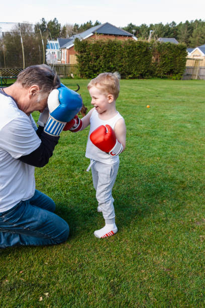 sparring avec grandad - boxing glove sports glove isolated old photos et images de collection