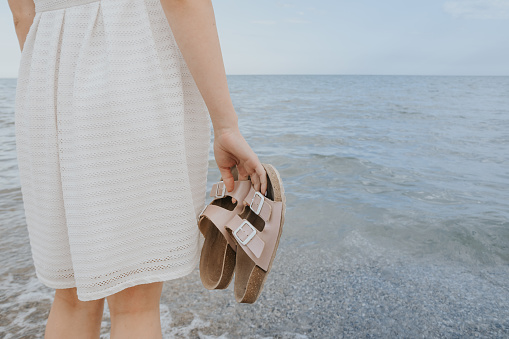 mujer con zapatillas de playa photo