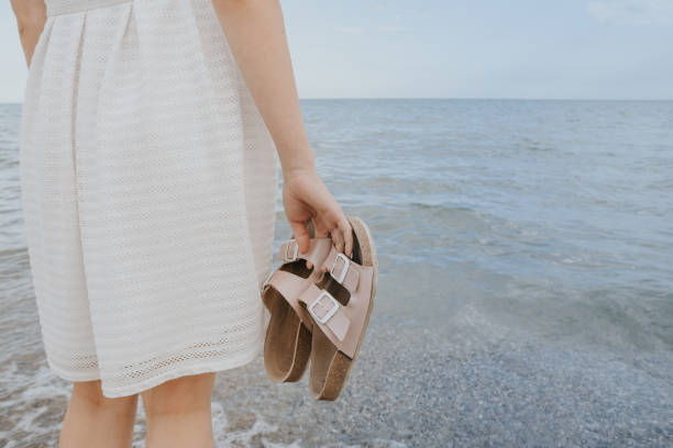 mujer con zapatillas de playa - sandalia fotografías e imágenes de stock