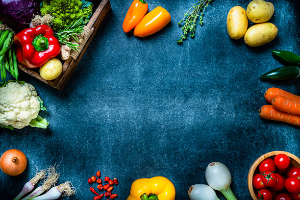 cornice di verdure fresche salutari. spazio di copia - food healthy eating carrot table foto e immagini stock