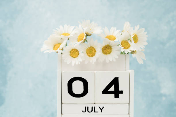 istock White cube calendar for july decorated with daisy flowers 1249238191