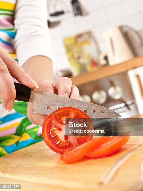 Womans Hands Cutting Tomate Stockfoto und mehr Bilder von Abnehmen - Abnehmen, Bauholz-Brett, Das Leben zu Hause