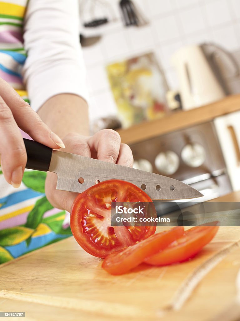 Mãos da mulher cortar tomates - Royalty-free Adulto Foto de stock
