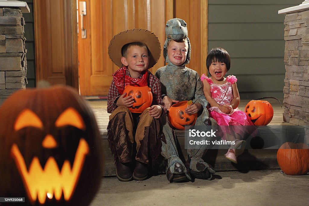 Ritratto di tre bambini in costumi Halloween - Foto stock royalty-free di Cowboy