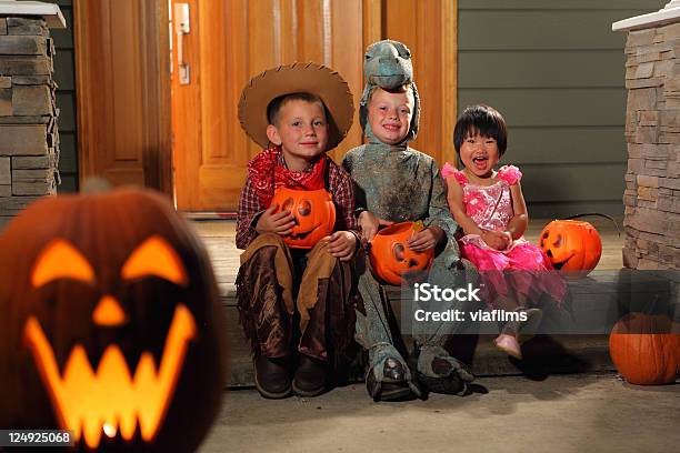 Ritratto Di Tre Bambini In Costumi Halloween - Fotografie stock e altre immagini di Cowboy - Cowboy, Halloween, 2-3 anni