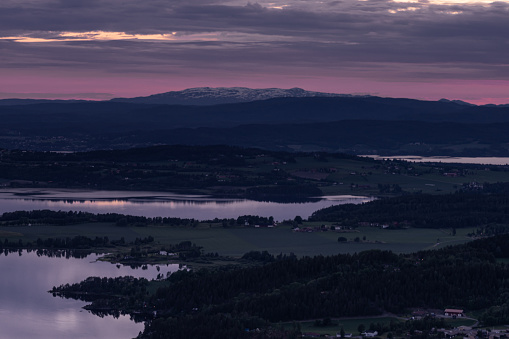 Puesta de sol sobre Tyrifjorden llamado lago Tyri desde el mirador Vista del Rey photo